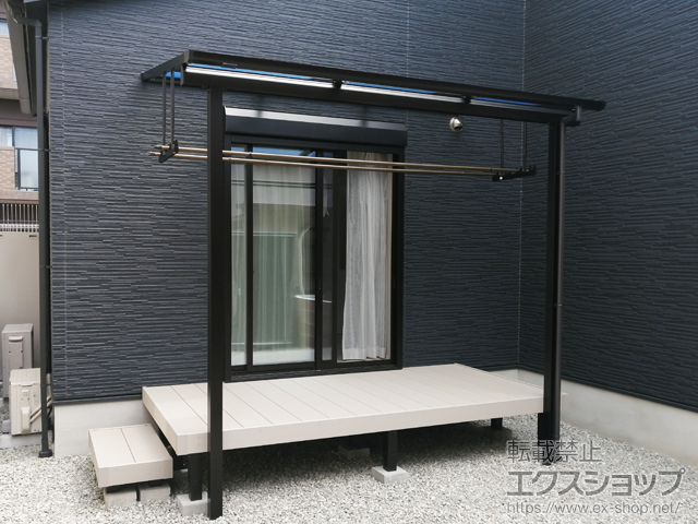 兵庫県明石市ののウッドデッキ、テラス屋根、カーポート、サイクルポート・駐輪場 ソラリア F型 テラスタイプ 単体 積雪〜20cm対応＋吊り下げ式固定物干し 幅:標準/長さ:標準 2本入り×1セット 施工例