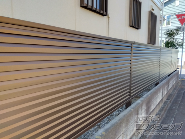 茨城県取手市ののフェンス・柵 ミエーネ目隠しルーバーフェンス 上段のみ設置 自立建て用 施工例