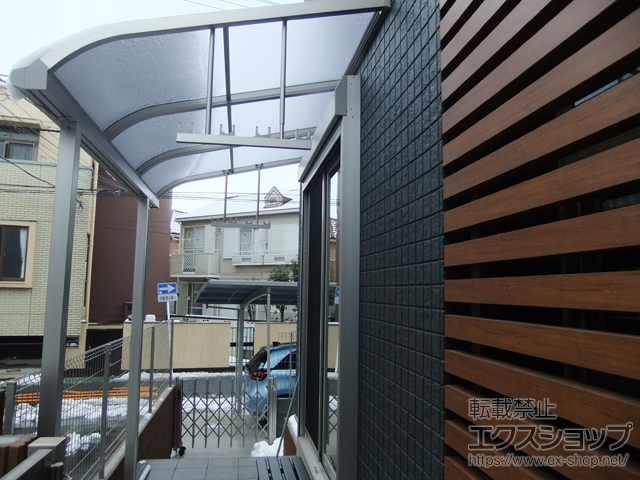埼玉県上尾市ののテラス屋根 プレシオステラスII R型 テラスタイプ 単体 積雪〜20cm対応+吊り下げ式物干し(標準) 施工例