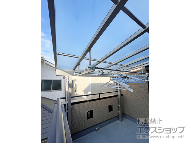 大阪府岸和田市ののバルコニー・ベランダ屋根 ソラリア F型 1500 屋根タイプ 単体 積雪〜50cm対応＋吊り下げ式固定物干し ワイドタイプ 長さ:標準（2本入り）×1セット 施工例