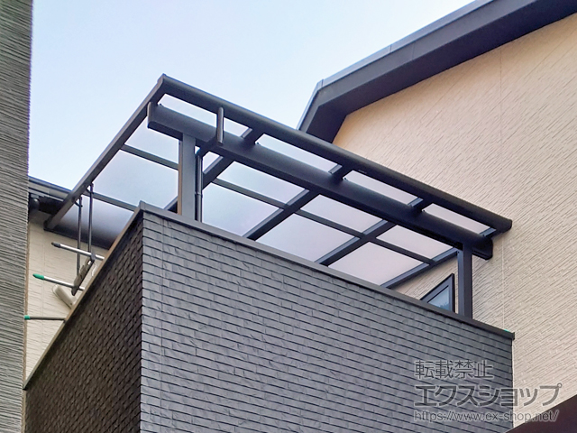 大阪府門真市ののバルコニー・ベランダ屋根 テラスVS F型 屋根タイプ 単体 積雪〜30cm対応＋吊り下げ物干しAセット 標準タイプ 施工例
