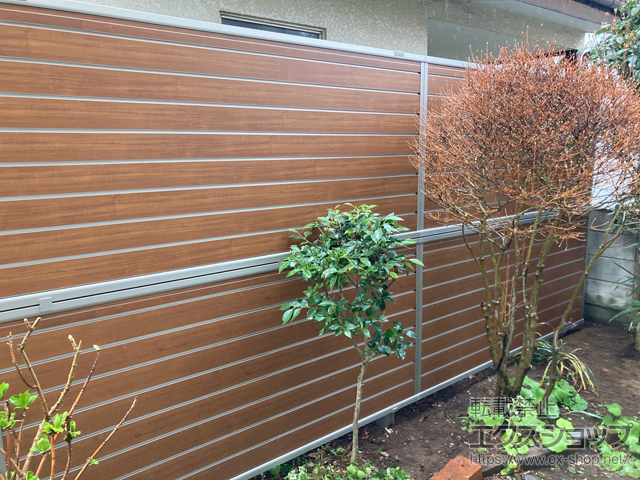 埼玉県所沢市ののフェンス・柵 ルシアスフェンスF02型　横目隠し 木調カラー 2段支柱 自立建て用 施工例
