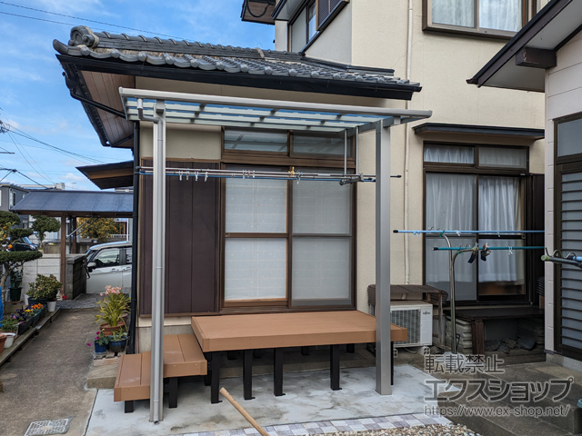 福岡県糸島市ののテラス屋根、ウッドデッキ レセパ Tタイプ 独立タイプ 積雪〜20cm対応+吊り下げ式固定物干し 標準タイプ 長さ:ロング（2本入り） 施工例