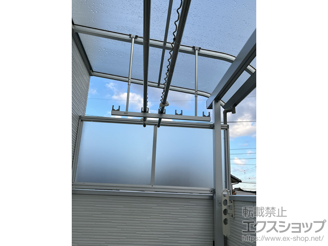 奈良県橿原市ののバルコニー・ベランダ屋根 ソラリア R型 屋根タイプ 単体 積雪〜20cm対応+吊り下げ式固定物干し ワイドタイプ 長さ:標準（2本入り）×1セット+側面パネル H:800（両面） 施工例