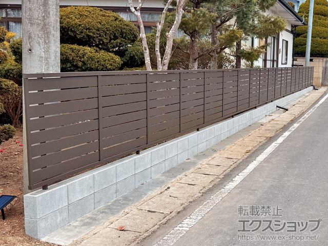 宮城県登米市ののフェンス・柵 フェンスAB YS3型 横スリット3 　アルミ色　フリーポールタイプ 施工例