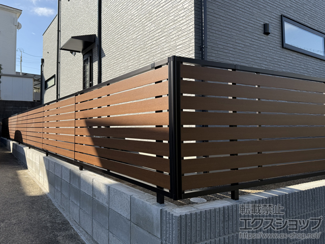 福岡県古賀市ののフェンス・柵、ウッドデッキ、テラス屋根、カーポート モクアルフェンス 横板タイプ 自由柱施工 施工例
