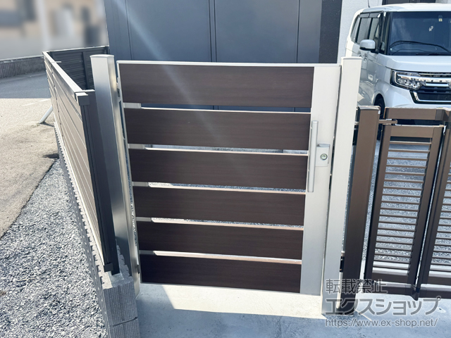 栃木県佐野市のの門扉 ルシアス門扉W03型 横スリット 両開き親子 複合色 門柱使用 施工例