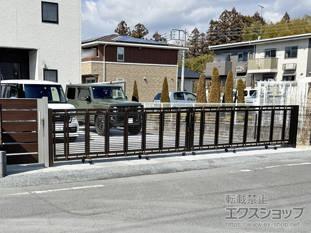 栃木県佐野市ののカーゲート エクスライン伸縮ゲート1型 ノンレール 両開き 69W 施工例