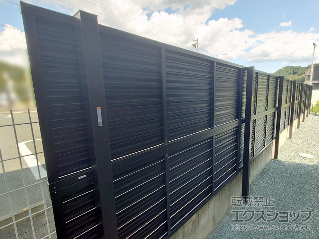 静岡県浜松市ののフェンス・柵 ミエーネフェンス 目隠しルーバータイプ 2段支柱 自立建て用 施工例