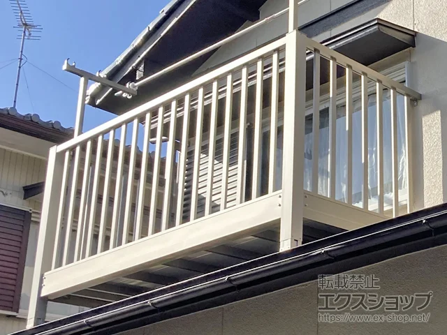 岐阜県岐阜市のLIXIL リクシル（トステム）のバルコニー・ベランダ ビューステージHスタイル 縦太格子 単体 屋根置き式 施工例