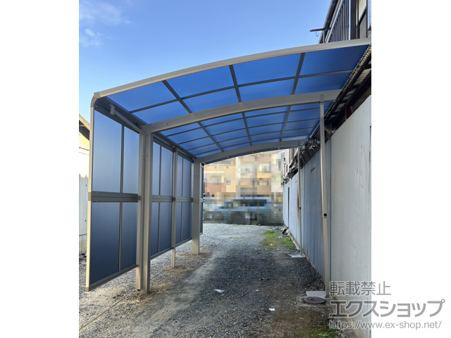 大阪府大阪市ののカーポート アリュース 600タイプ 1台用 積雪〜20cm対応+着脱式サポート柱+サイドパネル 高さ:2073mm（間柱付き） 施工例
