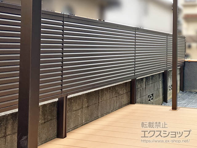愛媛県松山市ののフェンス・柵 ミエーネフェンス 目隠しルーバータイプ 2段支柱 自立建て用　*上段のみ 施工例