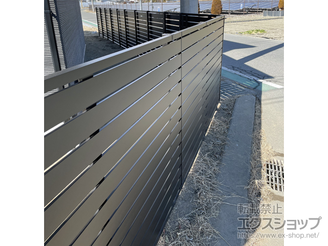 長野県伊那市ののフェンス・柵 シンプレオ フェンスYS2型 横スリット 高尺タイプ 自由柱施工【10ｍ＋3.8ｍ】 施工例