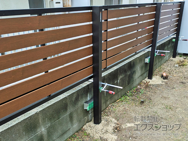 福岡県福岡市ののフェンス・柵 モクアルフェンス 横板タイプ 上段のみ設置 自立建て用 施工例