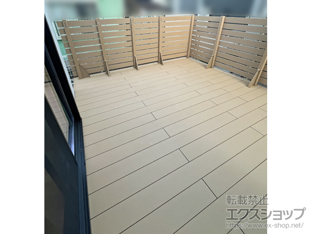 神奈川県平塚市ののウッドデッキ リウッドデッキ 200＋床セット 正面タイプ 1段＋リウッドデッキフェンス3型＜横スリット＞ 施工例