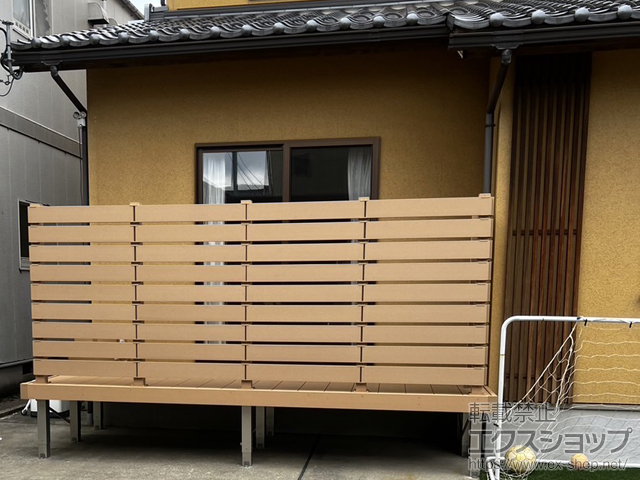 石川県金沢市ののウッドデッキ リウッドデッキ 200+リウッドデッキフェンス3型＜横スリット＞ 施工例