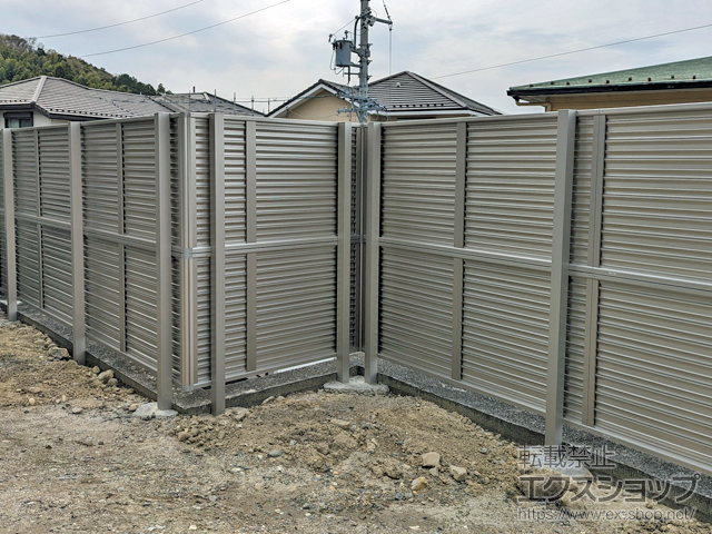 三重県桑名市ののフェンス・柵 ミエーネフェンス 目隠しルーバータイプ 2段支柱 自立建て用 施工例