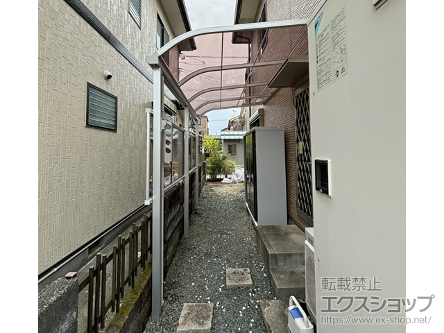 静岡県浜松市ののテラス屋根 レボリューA R型 テラスタイプ 単体 積雪〜20cm対応＋前面パネル 一段 標準納まり＋竿掛け テラス柱取付け型 2本入 施工例