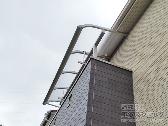 兵庫県川西市ののバルコニー・ベランダ屋根 プレシオステラスII R型 屋根タイプ 単体 積雪〜20cm対応＋吊り下げ式固定物干し 標準タイプ 施工例
