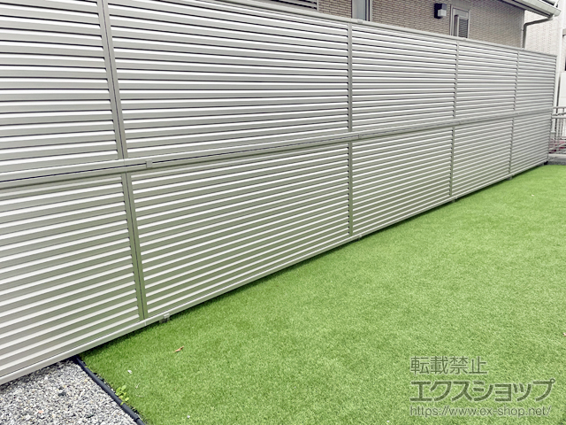 静岡県浜松市ののフェンス・柵 ミエーネフェンス 目隠しルーバータイプ 2段支柱 自立建て用 施工例