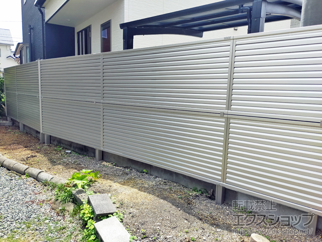 愛媛県松山市ののフェンス・柵 ミエーネフェンス 目隠しルーバータイプ 2段支柱 自立建て用 施工例