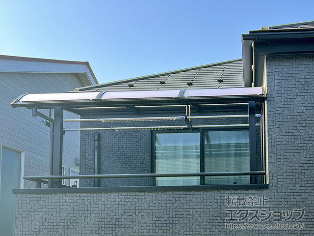 埼玉県さいたま市ののバルコニー・ベランダ屋根 プレシオステラスII R型 屋根タイプ 単体 積雪〜20cm対応＋吊り下げ式固定物干し 標準タイプ 施工例