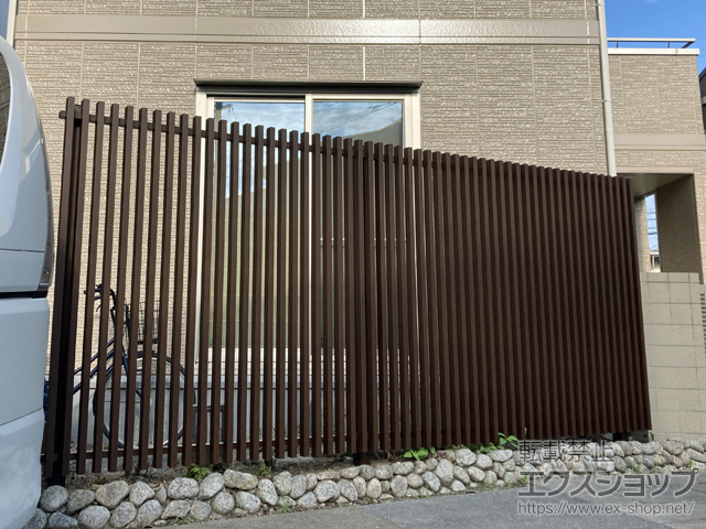 岡山県岡山市ののフェンス・柵 ルシアス スクリーンフェンスS02型 木調色 自由柱施工 施工例