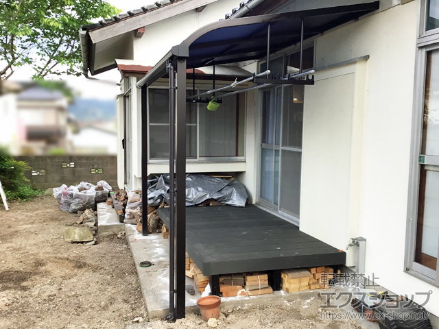 山口県山口市ののテラス屋根、ウッドデッキ ソラリア R型 テラスタイプ 単体 積雪〜20cm対応＋吊り下げ式固定物干し 標準タイプ 施工例