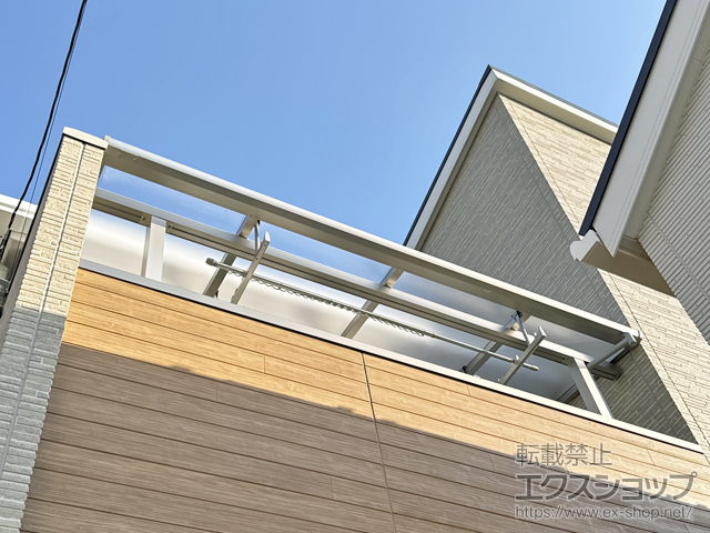 東京都多摩市ののバルコニー・ベランダ屋根 ソラリア F型 屋根タイプ 単体 積雪〜20cm対応＋吊り下げ式固定物干し 2本入り 施工例