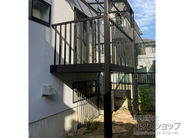 広島県安芸郡府中町のLIXIL リクシル（トステム）のバルコニー ビューステージHスタイル 縦太格子 単体 柱建て式 施工例