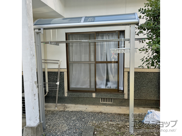 大分県日田市ののテラス屋根 ソラリア R型 テラスタイプ 単体 積雪〜20cm対応＋吊り下げ式固定物干し 標準タイプ 長さ:標準 施工例