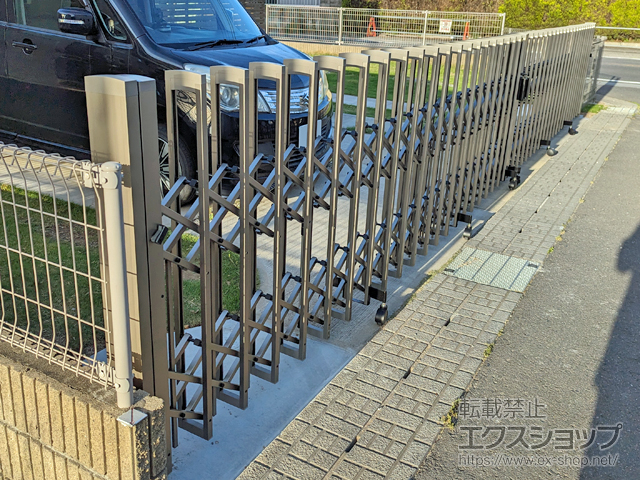 茨城県筑西市ののカーゲート トリップゲートII P型 ペットガード付き ノンレール 両開き 82W(41S+41M) 施工例