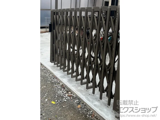 神奈川県平塚市ののフェンス・柵・塀、カーゲート、カーポート トリップゲートII N型 ノンキャスター 両開き 64W(32S＋32M) 施工例