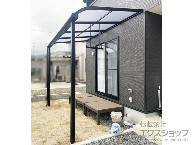 愛媛県西条市ののテラス屋根 ソラリア R型 テラスタイプ 単体 積雪〜20cm対応＋吊り下げ式固定物干し 標準タイプ 施工例