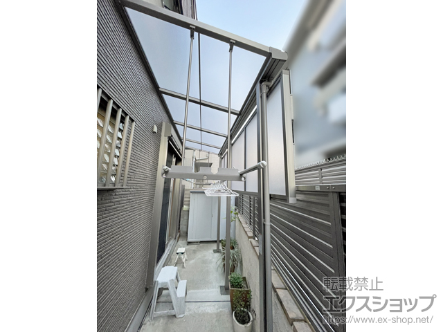 京都府京都市ののテラス屋根 スピーネ F型 テラスタイプ 単体 積雪〜20cm対応＋吊り下げ物干しAセット＋前面スクリーン 施工例