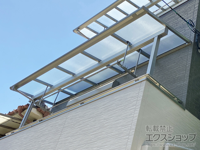 大阪府摂津市ののバルコニー・ベランダ屋根 ソラリア F型 屋根タイプ 単体 積雪〜20cm対応＋吊り下げ式固定物干し 施工例