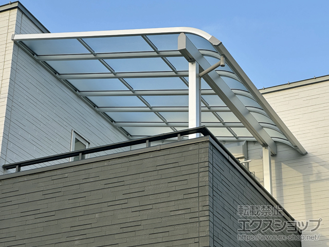 和歌山県和歌山市ののバルコニー・ベランダ屋根 ソラリア R型 1500 屋根タイプ 単体 積雪〜50cm対応*片入隅納まり 施工例