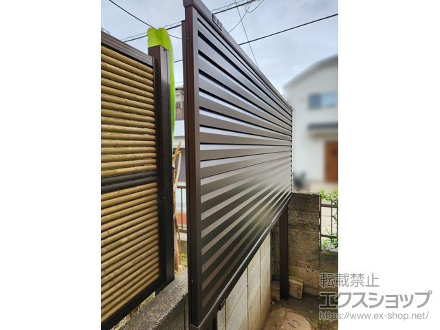 千葉県船橋市ののフェンス・柵 ミエーネ目隠しルーバーフェンス 上段のみ設置 自立建て用［直線2ｍ分］ 施工例
