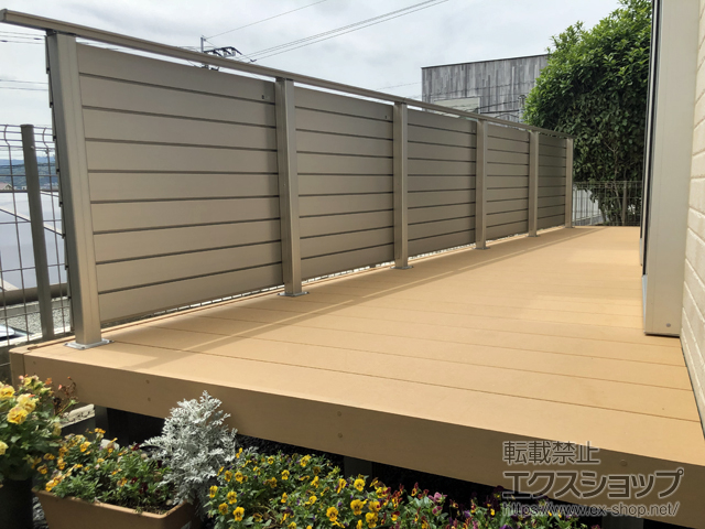 福岡県福岡市ののウッドデッキ リウッドデッキ 200＋ルシアスデッキフェンスA05型 ＜横ルーバータイプ＞＋床下囲い 2段（1面） 施工例