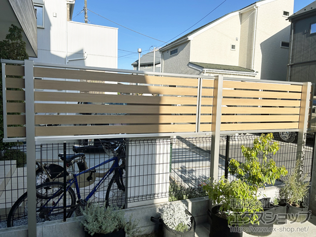 東京都小平市ののフェンス・柵 ルシアスフェンスH06R型 横スリット 2段支柱 自立建て用(パネル1段) 施工例