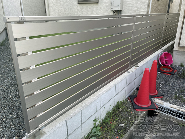 大阪府枚方市ののフェンス・柵 ルシアスフェンスF04型 横板 複合色　自由柱施工 施工例