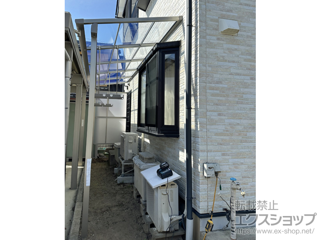 長野県須坂市ののテラス屋根 スピーネ F型 テラスタイプ 単体 積雪〜20cm対応＋吊り下げ物干しAセット＋ 側面スクリーン【外観左側のみ設置】 施工例