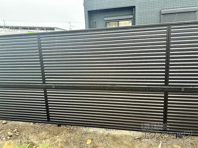 栃木県足利市ののフェンス・柵 ミエーネフェンス 目隠しルーバータイプ 2段支柱 自立建て用 施工例