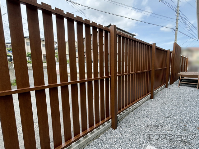 福岡県北九州市ののフェンス・柵 ルシアス スクリーンフェンスS04型 木調色　自由柱施工 施工例