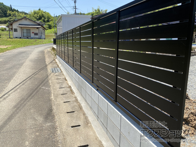 熊本県熊本市ののフェンス・柵 フェンスAB YS3型 横スリット3 　アルミ色　フリーポールタイプ 施工例