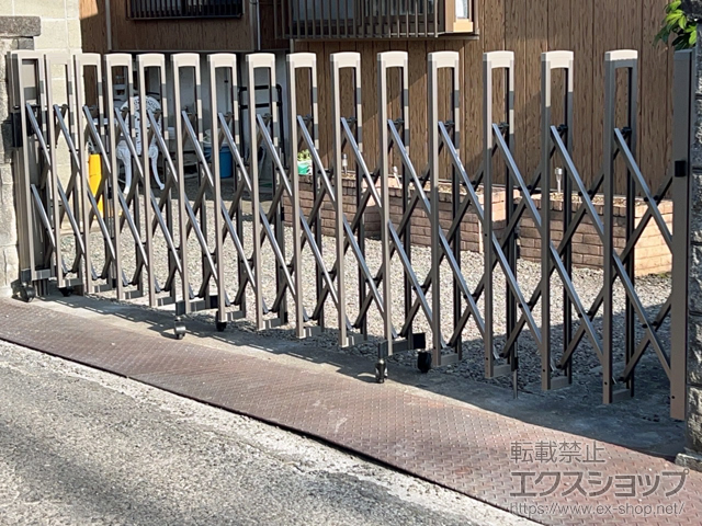 愛媛県新居浜市ののカーゲート トリップゲートII 2型 スタンダード ノンレール 片開き 40S 施工例