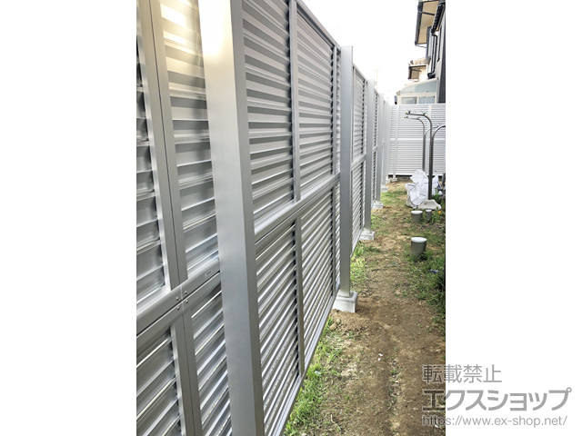 富山県富山市ののフェンス・柵 ミエーネフェンス 目隠しルーバータイプ 2段支柱 自立建て用 施工例