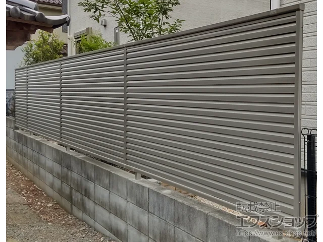 埼玉県比企郡鳩山町のYKKAPのフェンス シンプレオフェンス13F型 ルーバー　自由柱施工 施工例