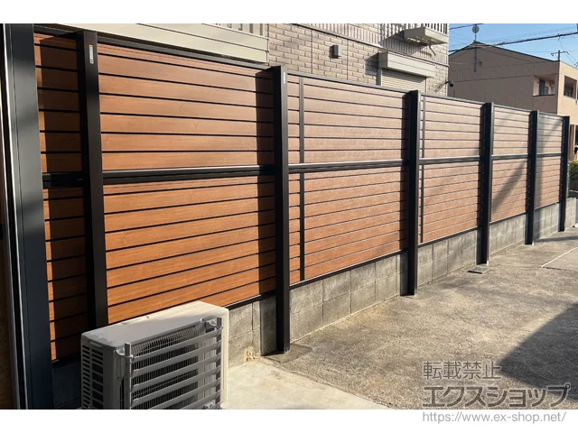 埼玉県三郷市のValue Selectのフェンス・柵・塀 モクアルフェンス 目隠しタイプ 2段支柱 自立建て用 施工例