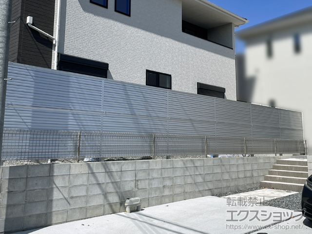 福岡県糟屋郡須惠町ののフェンス・柵 ミエーネフェンス 目隠しルーバータイプ 2段支柱 自立建て用 施工例